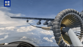 云端穿针 新飞行员飞千米高空挑战加油软管