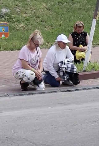 乌克兰人跪地迎接阵亡士兵回家