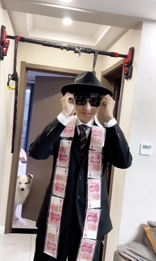 爸妈给儿子过十八岁生日礼看哭网友 几句话浓缩十八年情感