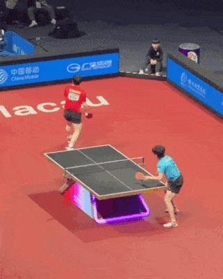 王楚钦落败 自责到用头撞球台