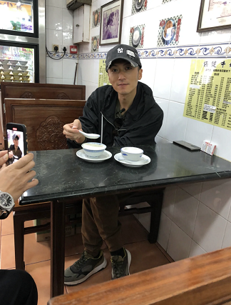 谢霆锋现身小餐馆被偶遇与路人亲切合影竖大拇指