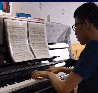 自闭症少年爱上钢琴和郎朗同台演出