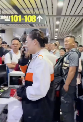 滯留旅客投訴機(jī)長(zhǎng)先說(shuō)英文：投訴機(jī)長(zhǎng)“語(yǔ)言歧視”，要求書面道歉
