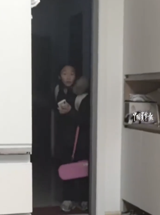 父母离婚姐妹俩时隔半年见面泪崩 手足情深触动人心