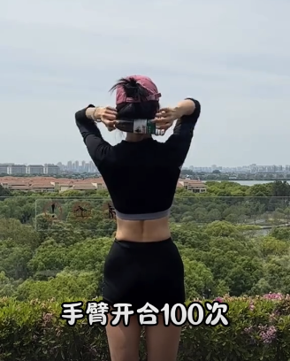 如何在家用水瓶練出直角肩,？接水瓶練背太牛了
