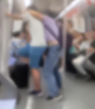 男孩踹地铁门:不就几千万老子赔 嚣张行为引关注