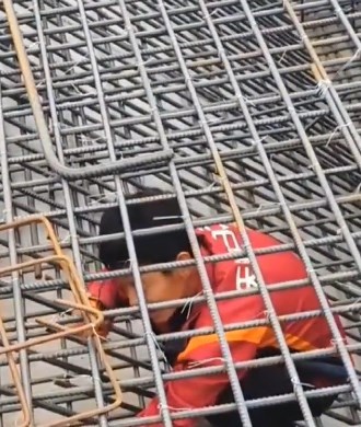 大学生扎钢筋遭工友戏耍被差点急哭 网友纷纷打抱不平