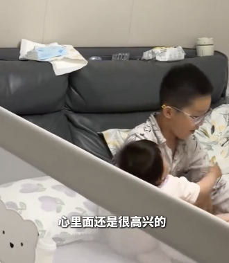 10岁哥哥给10个月妹妹冲奶