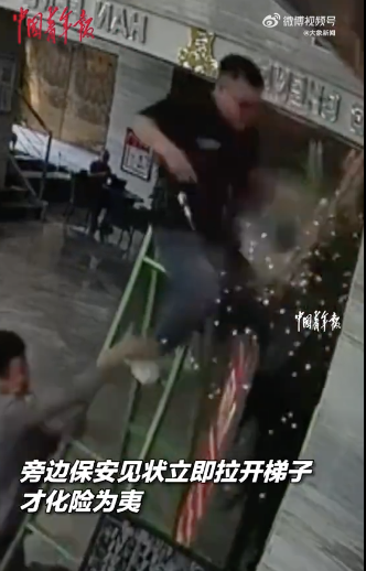 男子拆柱灯剪开电线瞬间被电击