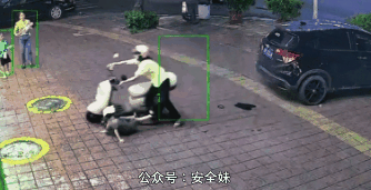 女子骑车带娃一分钟内连续摔倒了三次 孩子：妈妈你是不想要我了么