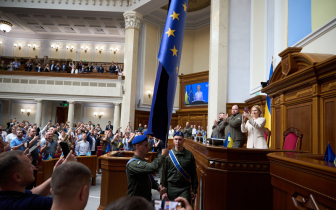 乌克兰把欧盟旗摆到了最高拉达