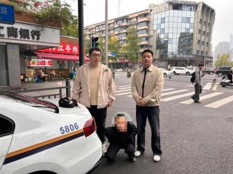 50多岁男子因身材瘦小偷女装穿 店员不察中计