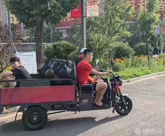 長(zhǎng)春亞泰譚龍乘三蹦子前往訓(xùn)練場(chǎng)
