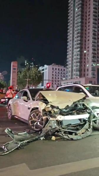 鄭州一小米SU7連撞16車 駕駛員被控制 現(xiàn)場(chǎng)驚險(xiǎn)萬(wàn)分