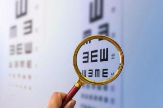 女子稱在商家化妝致眼部灼傷 涉事商家否認責任
