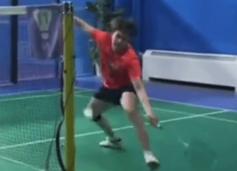 王楚钦乒味打羽毛球！在羽毛球场把乒乓味儿焊死了