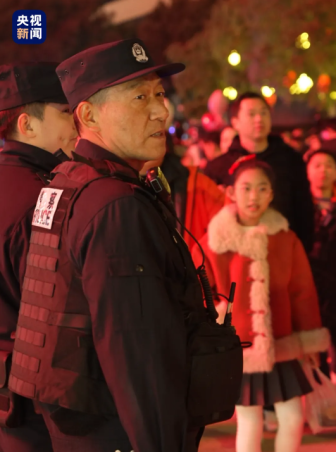 女儿用对讲机祝警察父亲节日快乐 致敬最后一班岗