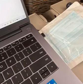 女子投诉男子吸烟被发口罩