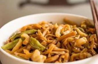 忙到没空做饭？20分钟搞定焖面，全家吃得香