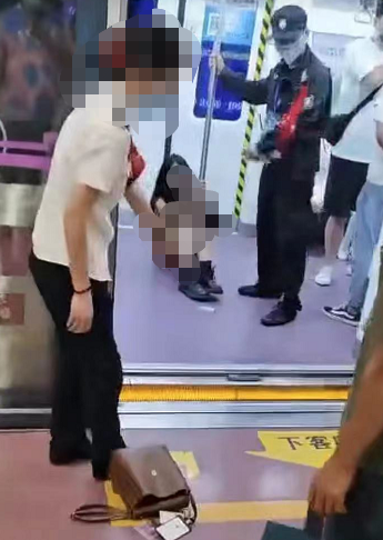 西安地铁事件发酵，被拖拽女乘客已报警