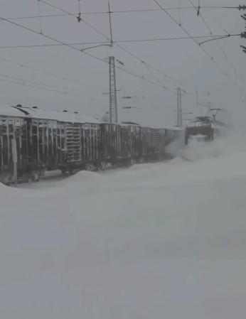 内蒙古通辽积雪59厘米恐将房屋掩埋 火车破雪前行