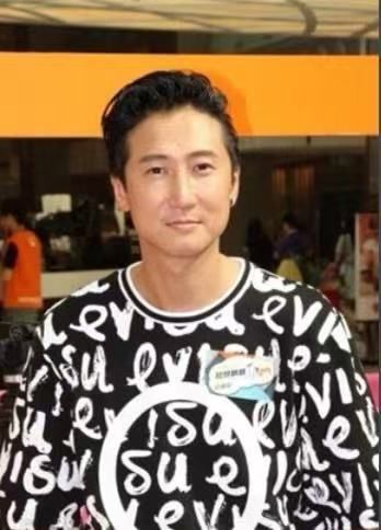 洪金宝大儿子豪宅曝光 3层别墅超200平却显杂乱