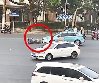 女子騎電動(dòng)車闖紅燈撞車擔(dān)全責(zé) 網(wǎng)友點(diǎn)贊交警公正判決