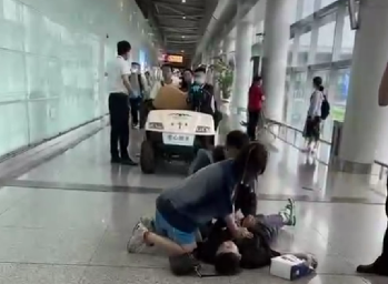 点赞！毕业旅行归途中 医学生情侣机场跪地救人 