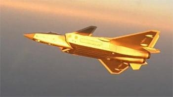 歼-20披挂“黄金甲”现身南海，身下就是南海主航道