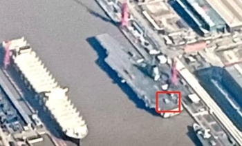 003福建舰后甲板出现“神秘飞机”