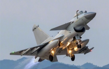 一键收藏！战机与彩云同框瞬间