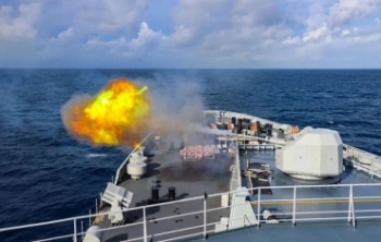 南海某海域，展开海上多课目训练