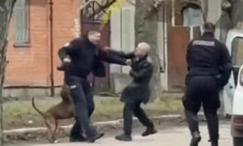 乌一男子被强行征兵狗狗护主，将征兵人员咬到大叫倒地