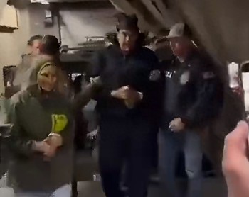 马杜罗夫妇同框现身 左腿疑受伤 新年快乐的勇气