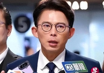 黄国昌怒批民进党当局把军购当儿戏！