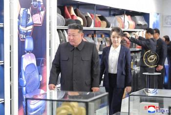金正恩与女儿视察宠物商店 现场撸猫！