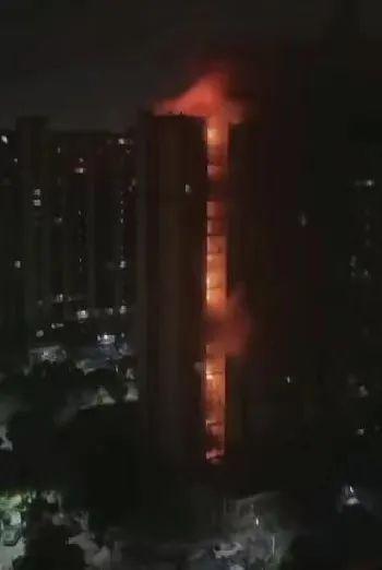 凌晨突发！南京一高层住宅天井起火 1人遇难！物业说是因为风大？