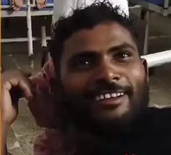 印度一工人被蛇咬后反将蛇咬死