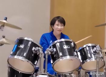 李在明和高市早苗打架子鼓 特别活动展现友好一幕