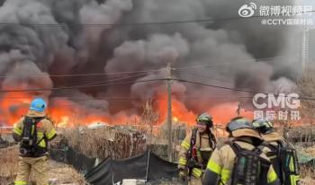 韩国首尔江南区发生火灾 近300名消防员奋战雾霾笼罩