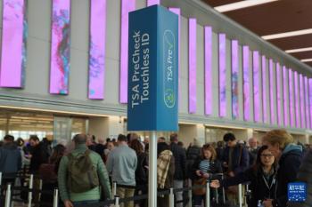 美国机场大排长队 安检人员短缺所致