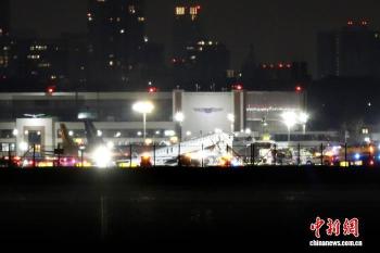 纽约一机场飞机与车辆相撞现场 2人死亡多人受伤
