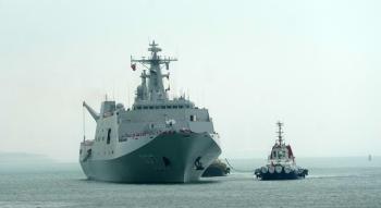 五指山舰驶离洋浦港 群众深情致敬 军民鱼水情深