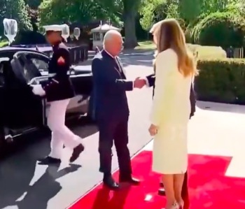 查尔斯与特朗普在白宫门口掰手腕 再次上演“握手较量”
