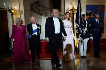 英国国王给特朗普送了一口钟 特殊礼物传递心意