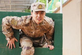 男子退役5年重回部队被授予中尉军衔 军装情怀永不褪色