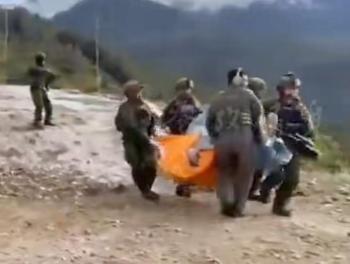 撤离现场：印尼军方派出全副武装小队带回遇袭身亡美国飞行员遗体 武装分裂分子袭击所致