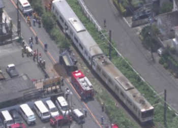 横滨发生列车与卡车碰撞事故 司机受伤乘客平安