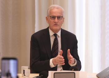 挪威首相称泽连斯基所乘飞机险被击中 乌方否认夸张说法