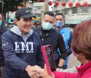 马英九现身政治大学唱军歌 展现亲民风采